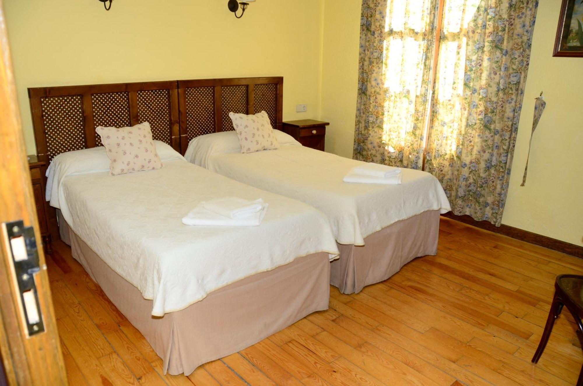 Hotel Charle Jaca Room photo